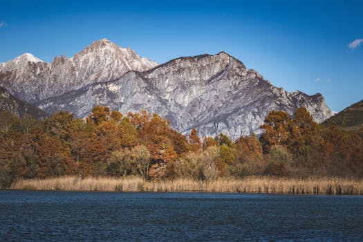 Podzimní Turistika v Lombardii: Magie Barev mezi Jezery a Horami